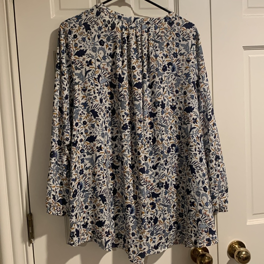 💙Beautiful Flower Print Blouse💙 - Picture 5 of 9